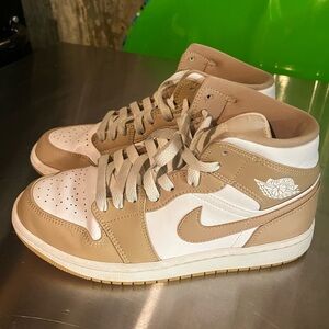 Air Jordan 1 Mid Tan Gum